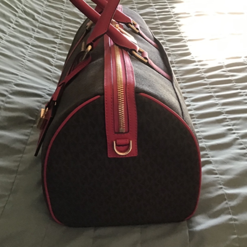 Gorgeous Mk tote and traveler - Picture 2 of 16